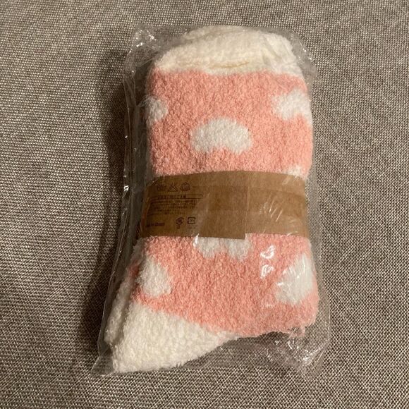 Hearts 💕 Fuzzy Socks - Picture 4 of 4